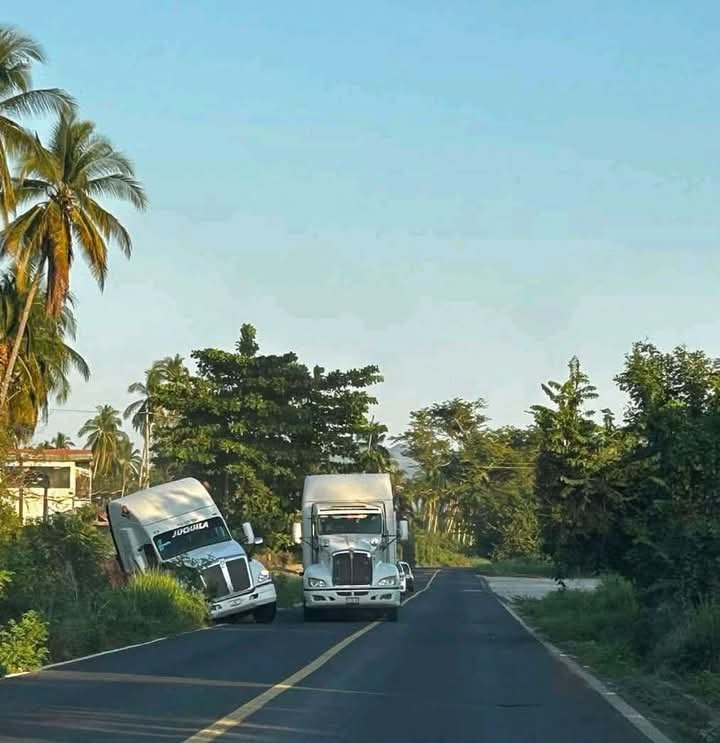 Vuelca tráiler cerca de la comunidad del Bordonal en Coyuca de Benítez