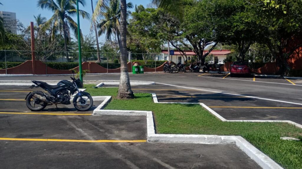 Motociclistas en Ixtapa ocupan espacios para automóviles y no son sancionados