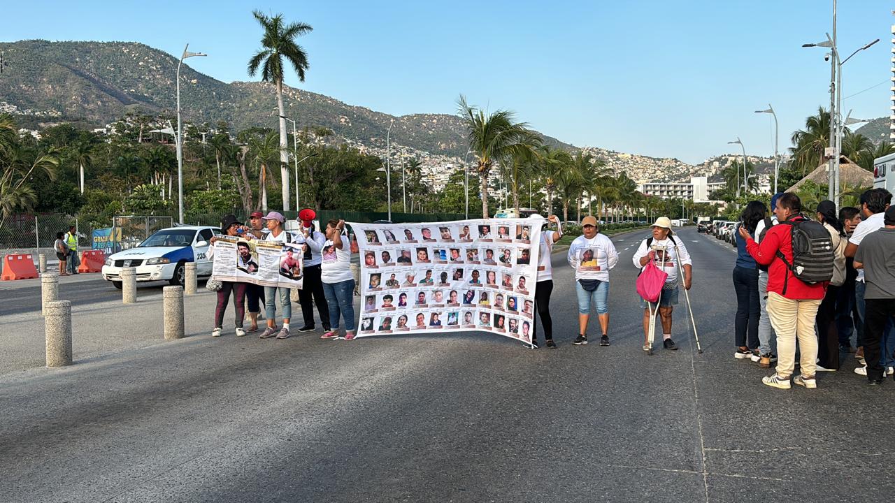 En Acapulco… Bloquean madres buscadoras la avenida costera Miguel Alemán