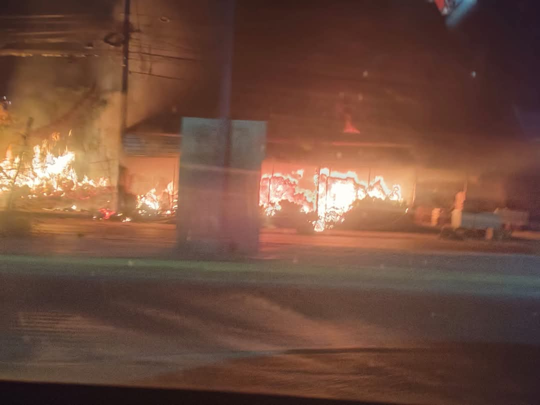 El fuego reduce a cenizas un expendio de frutas en Acapulco