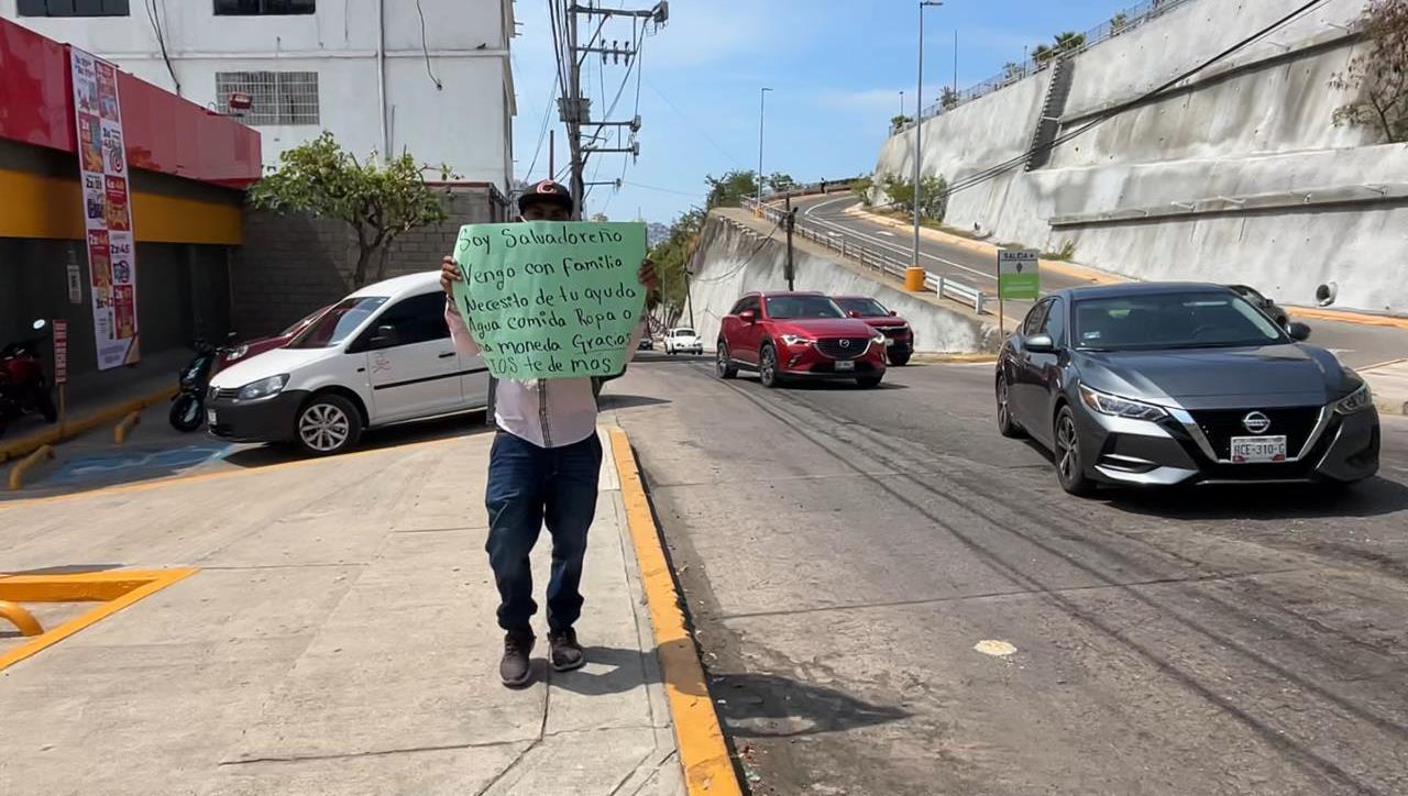 En Acapulco… Salvadoreño pide ayuda para llegar a los Estados Unidos