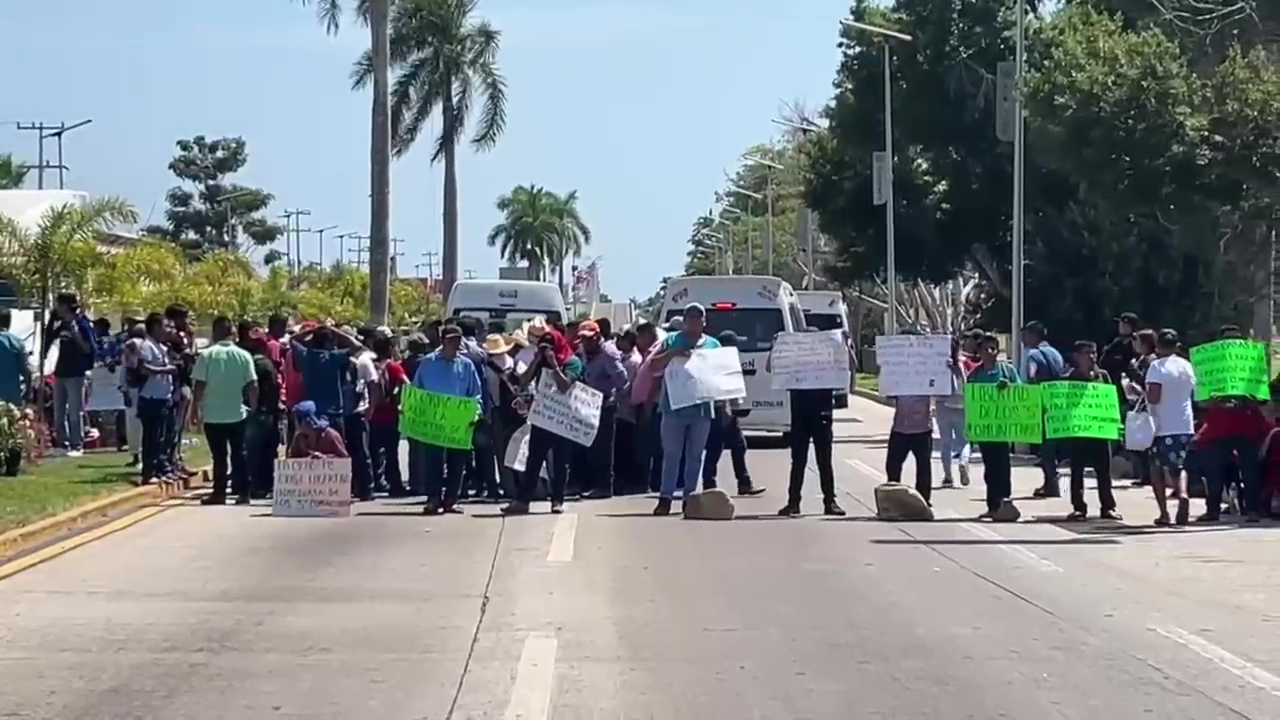 En Acapulco… Cierran bulevar de Las Naciones de la zona Diamante policías comunitarios