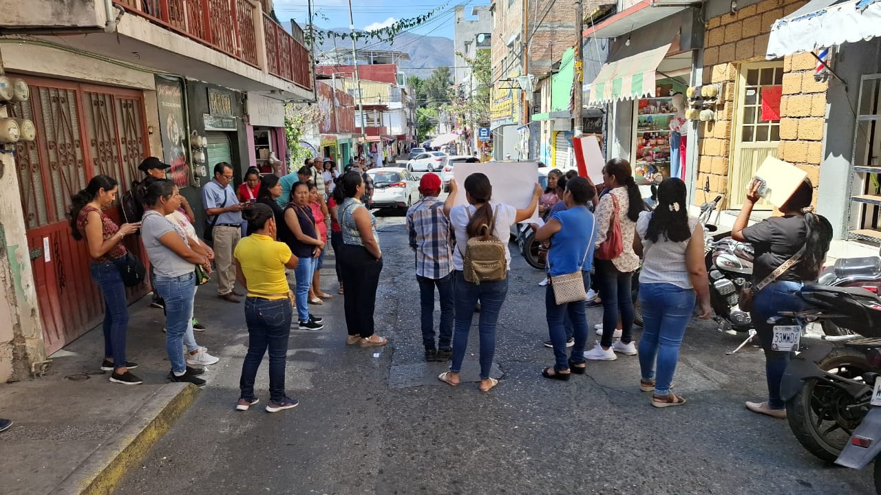 En Chilpancingo… Exigen maestro de matemáticas, y amenazan con bloquear la Autopista