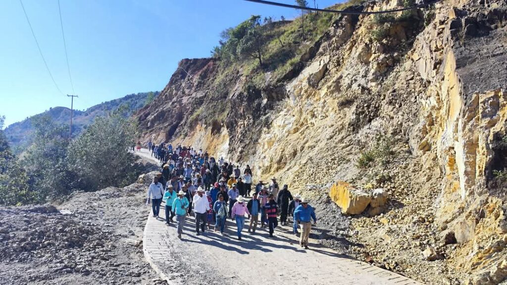 Región Montaña… Comunidades indígenas gestionan la reparación de una carretera