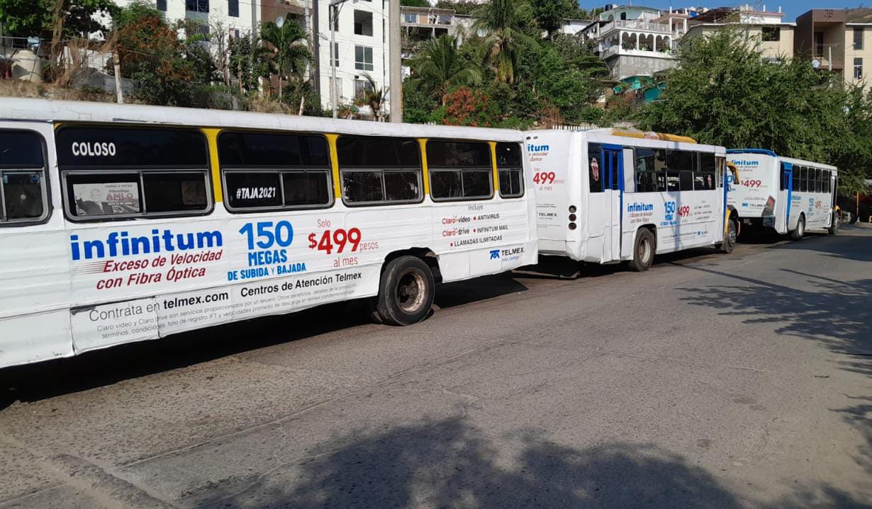 En Acapulco… Paralizan parcialmente decenas de camiones el transporte público urbano