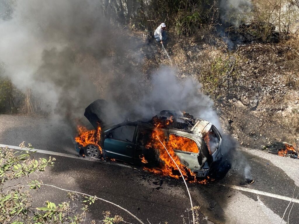 Sin lesionados… Se incendió una camioneta al norte de Chilpancingo