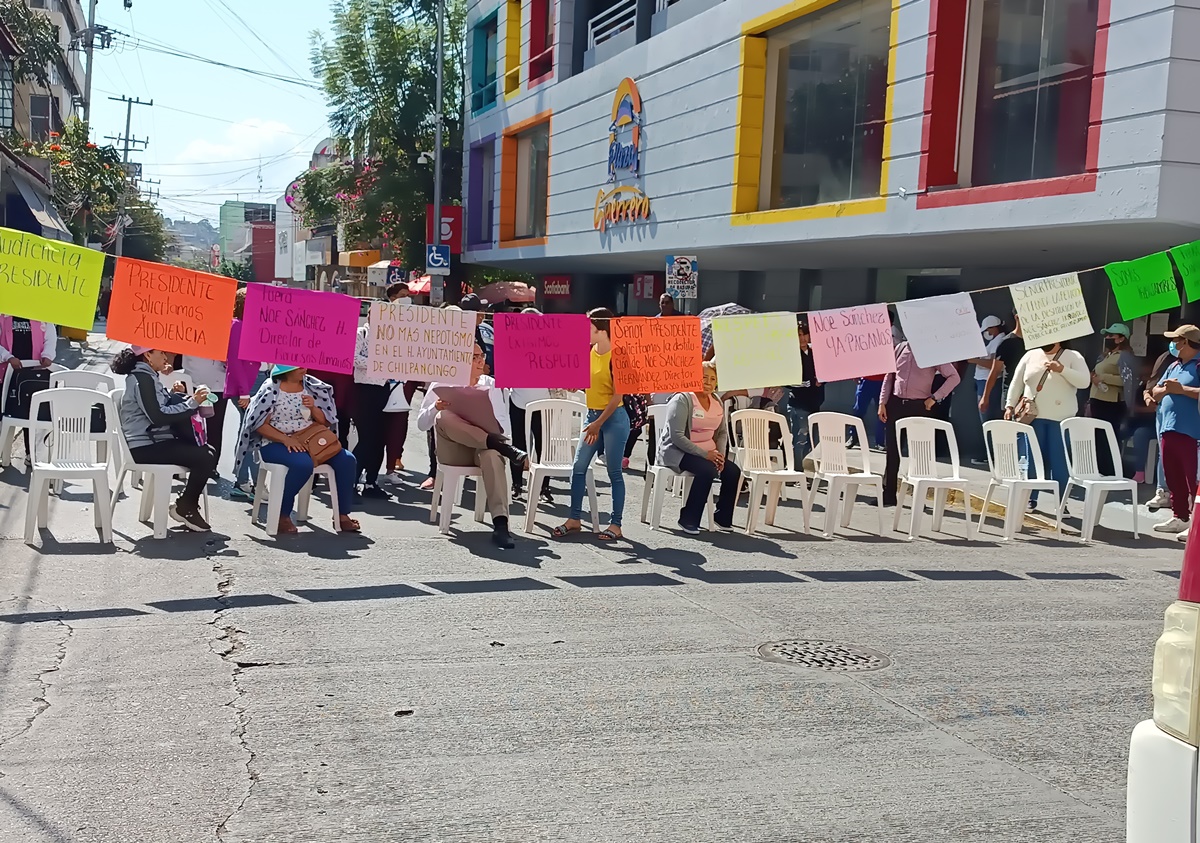 Chilpancingo… Trabajadores liberan el Palacio Municipal; Gustavo Alarcón cede a sus exigencias