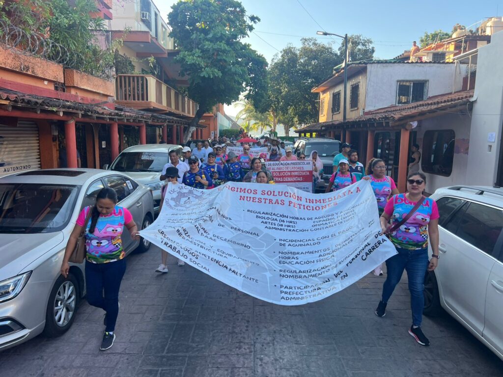 Maestros y padres de familia denuncian fraude educativo en Guerrero y exigen atención a la SEG