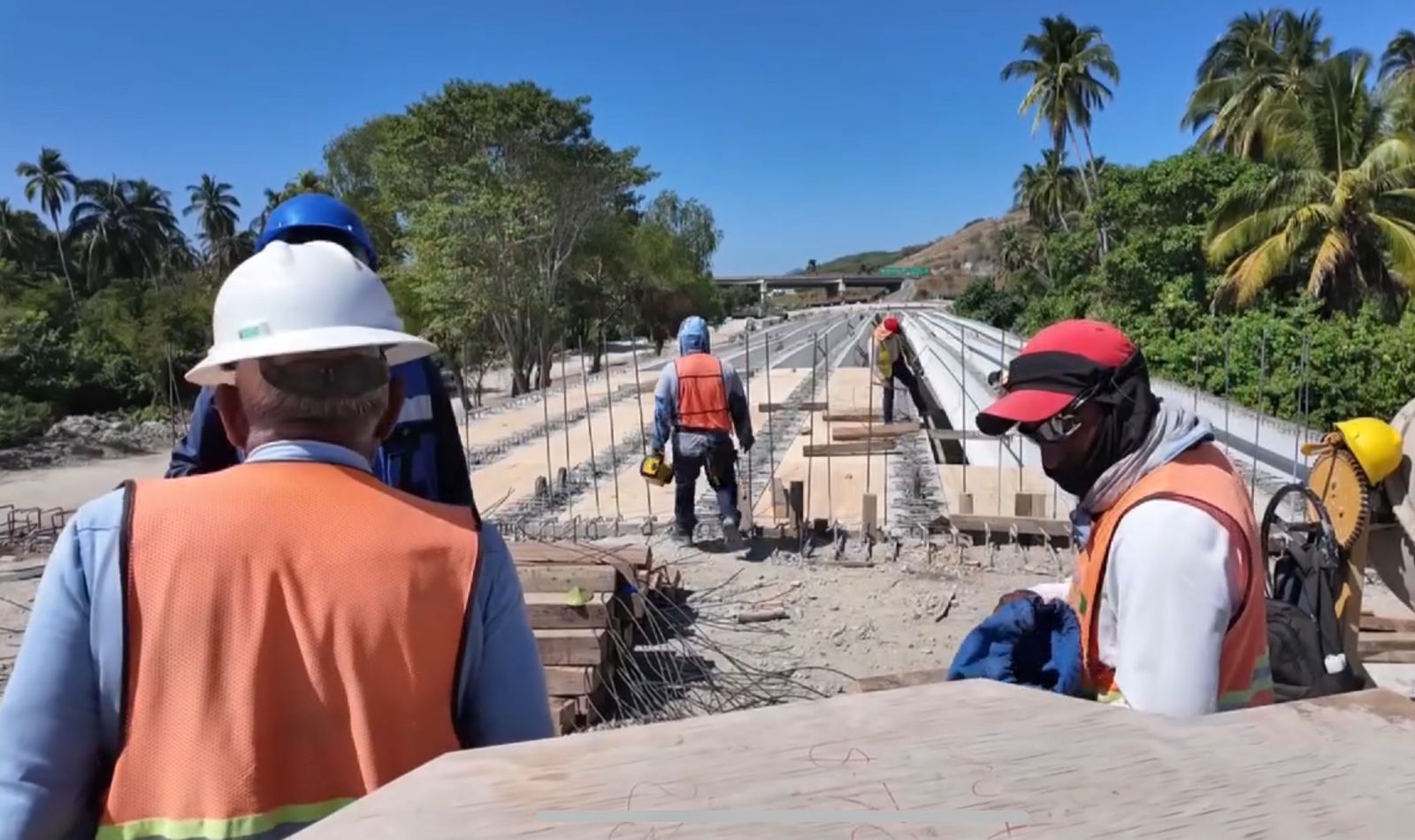 Avanza al 80% la reconstrucción del libramiento de Tecpan, pero el puente sigue en espera