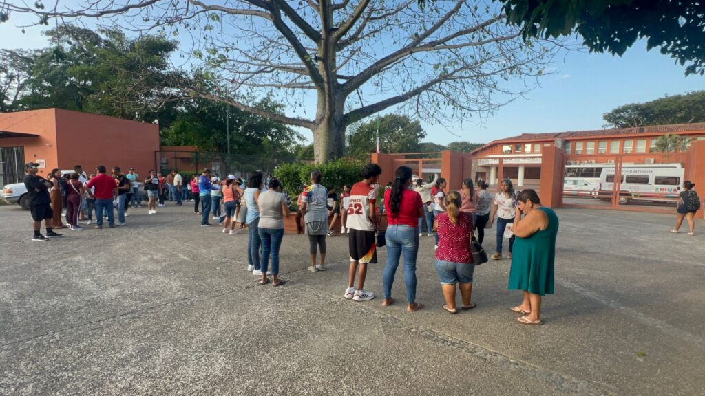 Maestros de Zihuatanejo esperan reunión con el secretario de Educación Guerrero