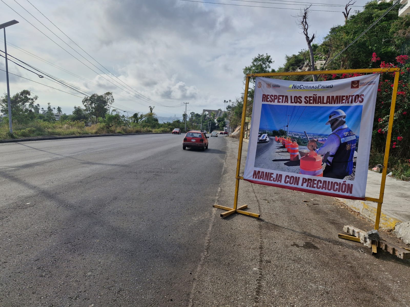 Avanzan trabajos de rehabilitación en la avenida Escénica en el puerto de Acapulco