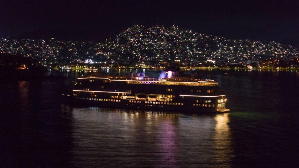 Presidenta Lizette Tapia Castro encabeza recepción ofrecida en Zihuatanejo a crucero The World