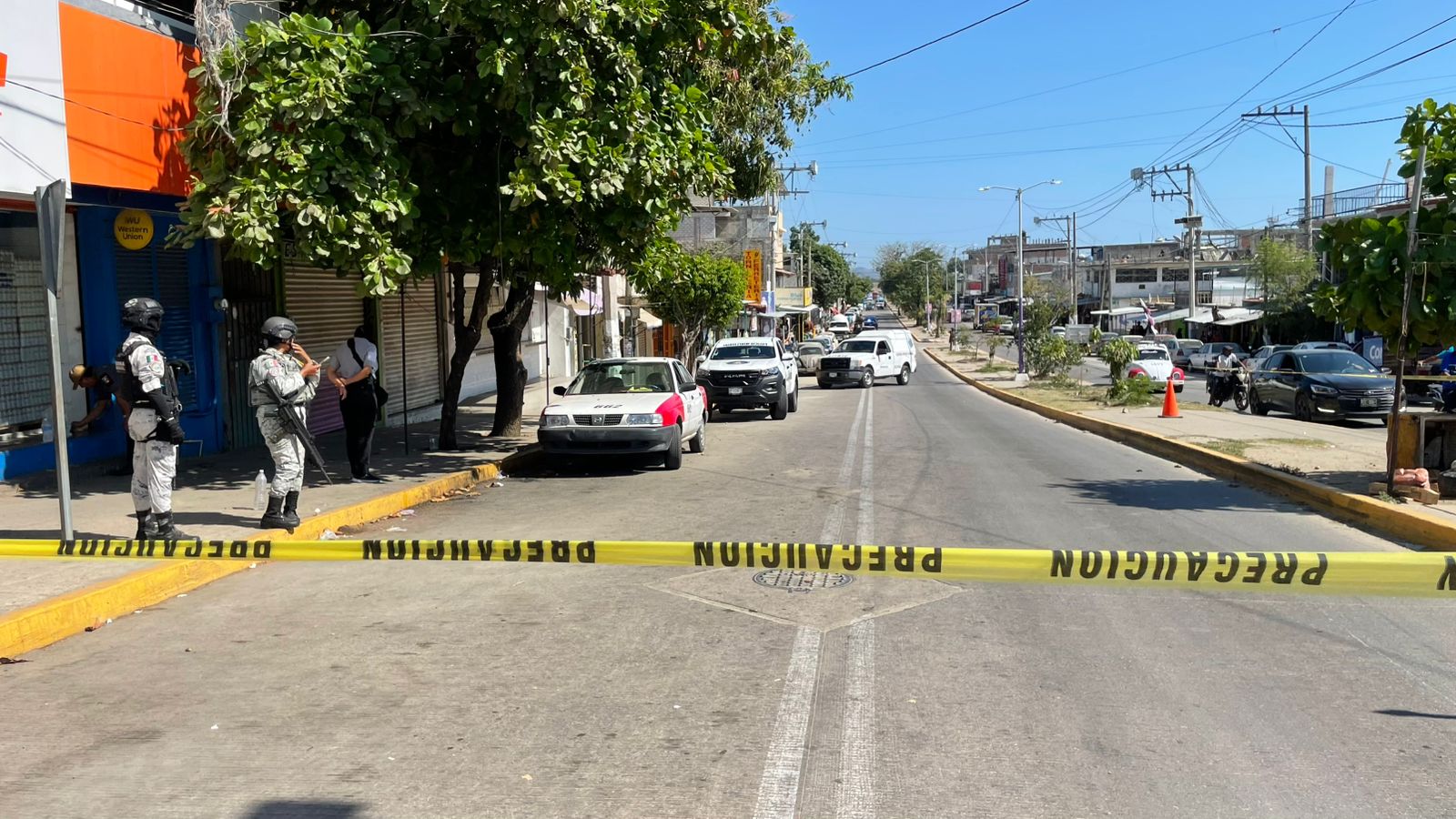 Hallan a un ejecutado con torniqueteen la cajuela de un taxi, en Acapulco