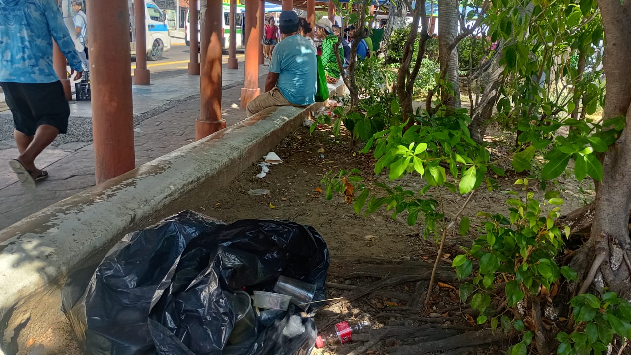 Persisten problemas de basura en Zihuatanejo; ciudadanos ignoran contenedores y arrojan desechos en espacios públicos