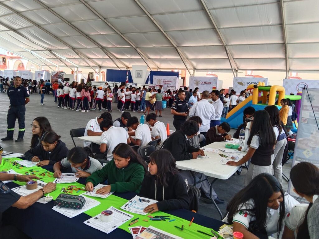 Actividades lúdicas y trámites gratuitos lleva la Feria de Servicios Integrales a la población de Chilapa