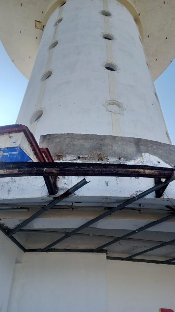 Deteriorado y abandonado el Faro de la Marina Ixtapa