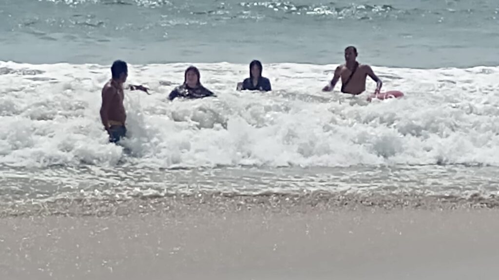 Rescatan a turistas en el Palmar Ixtapa, incluidos menores arrastrados por corriente