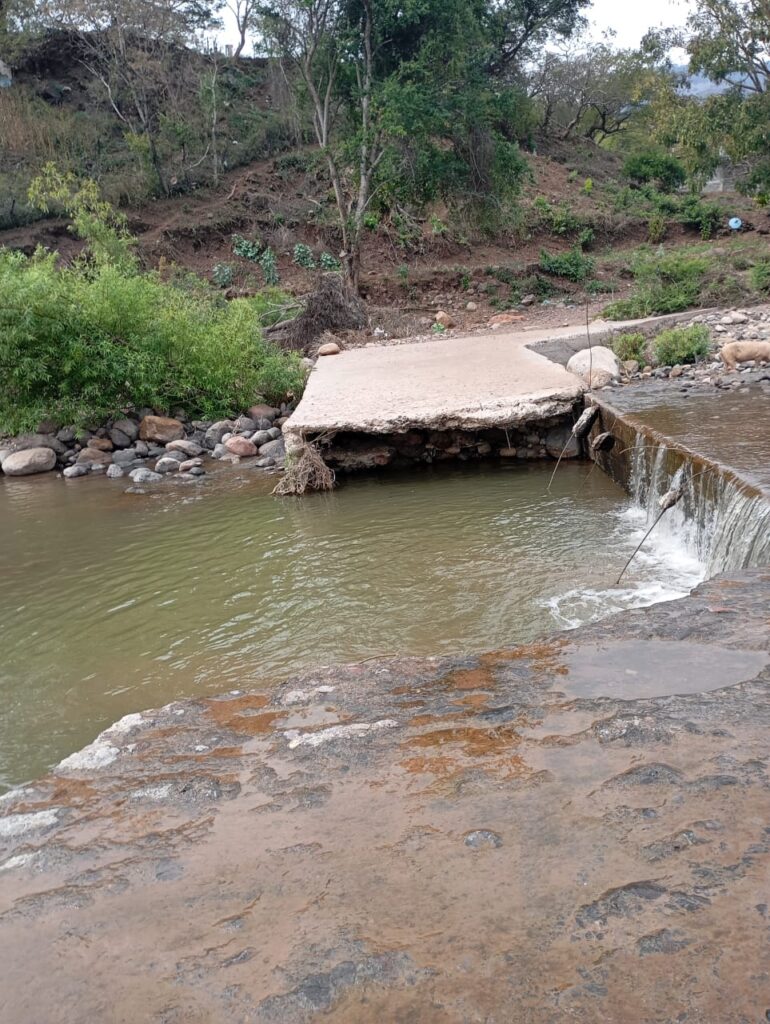 Habitantes de la zona serrana de Zihuatanejo solicitan reparación urgente de carreteras y puentes tras las lluvias