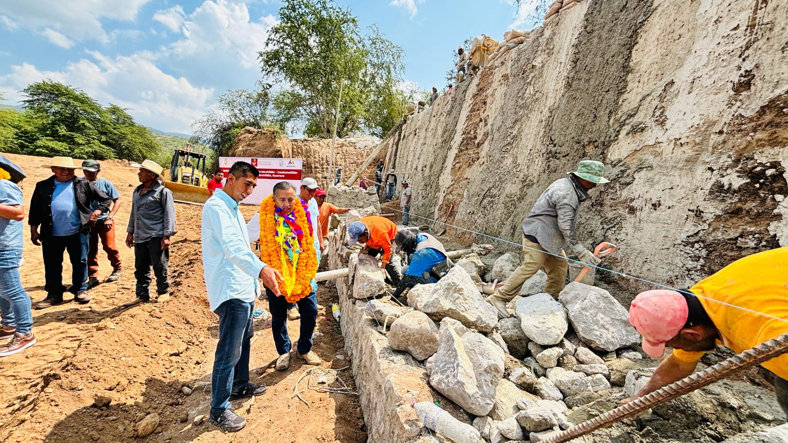 Arrancan obras de rehabilitación de carretera Petaquillas-Coatomatitlán, afectada por el paso del huracán John