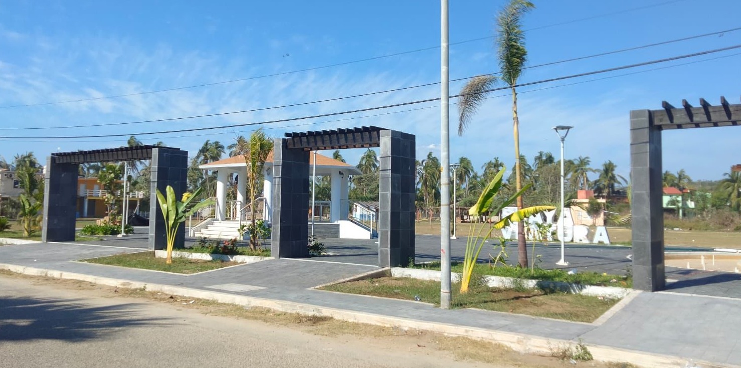 Moderniza gobierno del estado la plaza central de Playa Ventura en la Costa Chica