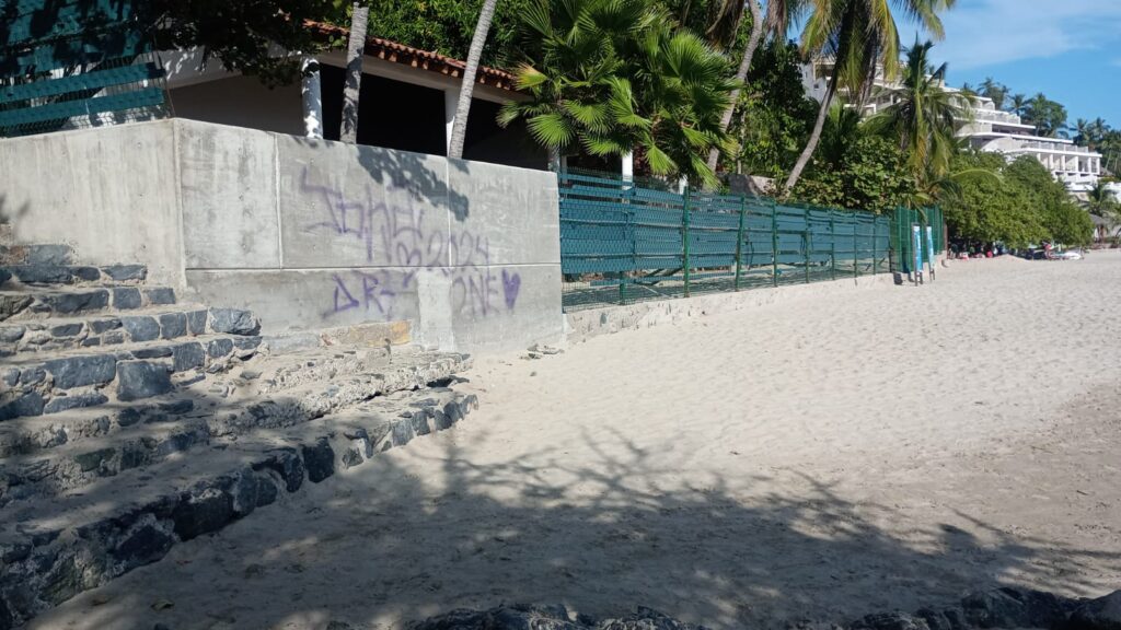 Grafiteros afectan la imagen de las playas de Zihuatanejo