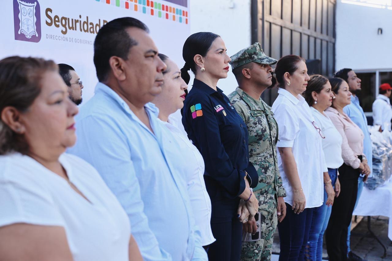 Lizette Tapia Castro entrega uniformes y una grúa a Seguridad Pública y Tránsito Municipal