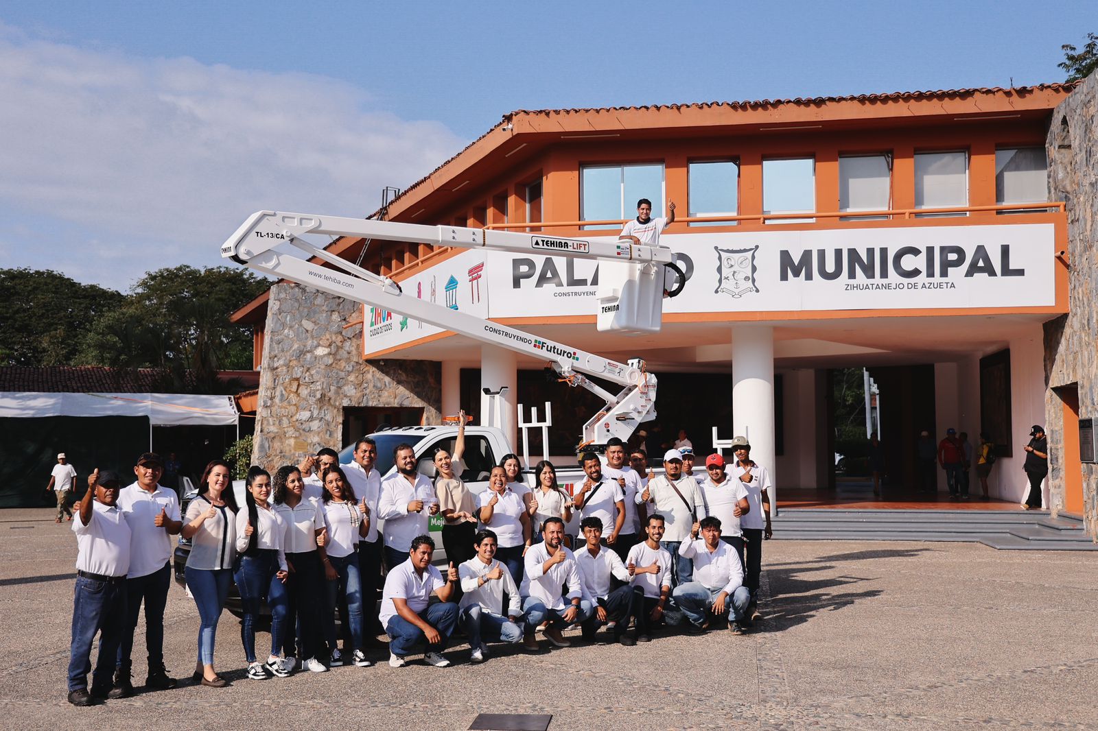 Entrega Lizette Tapia Castro equipo para Mejoramiento Urbano de Zihuatanejo