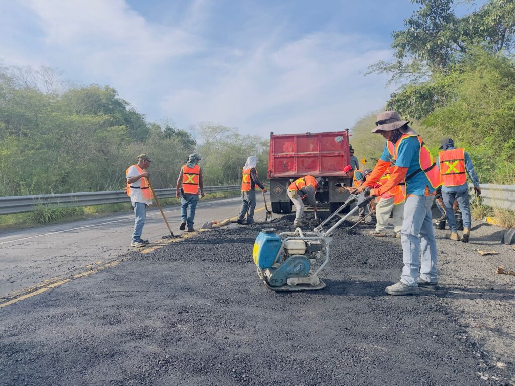 La dirección de Mejoramiento Urbano, intensifica trabajos de bacheo en diferentes vialidades de Zihuatanejo