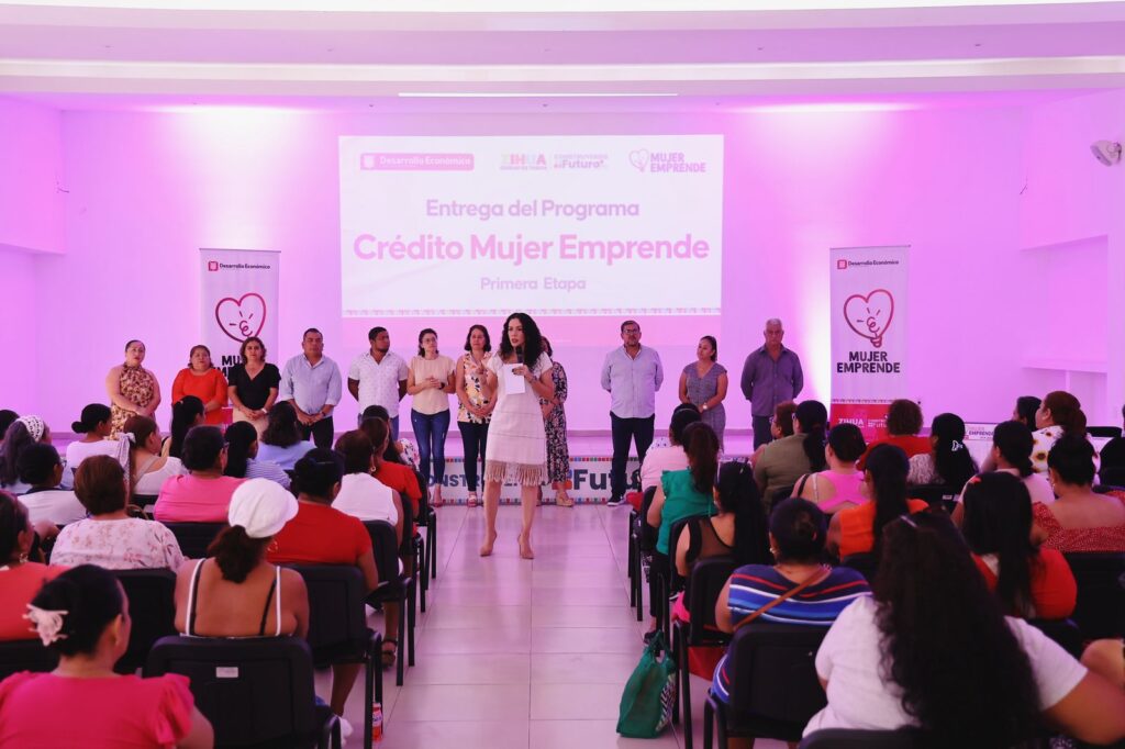 Presidente Lizette Tapia Castro encabeza entrega de créditos a 80 beneficiarias de Mujer Emprende