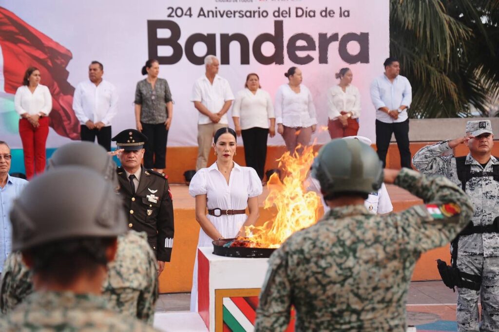 Gobierno de Lizette Tapia Castro honra a la Bandera Nacional en su 204° aniversario