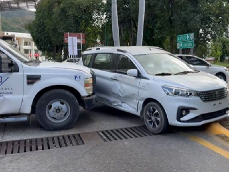 Daños materiales dejó choque entre camioneta repartidora y automóvil