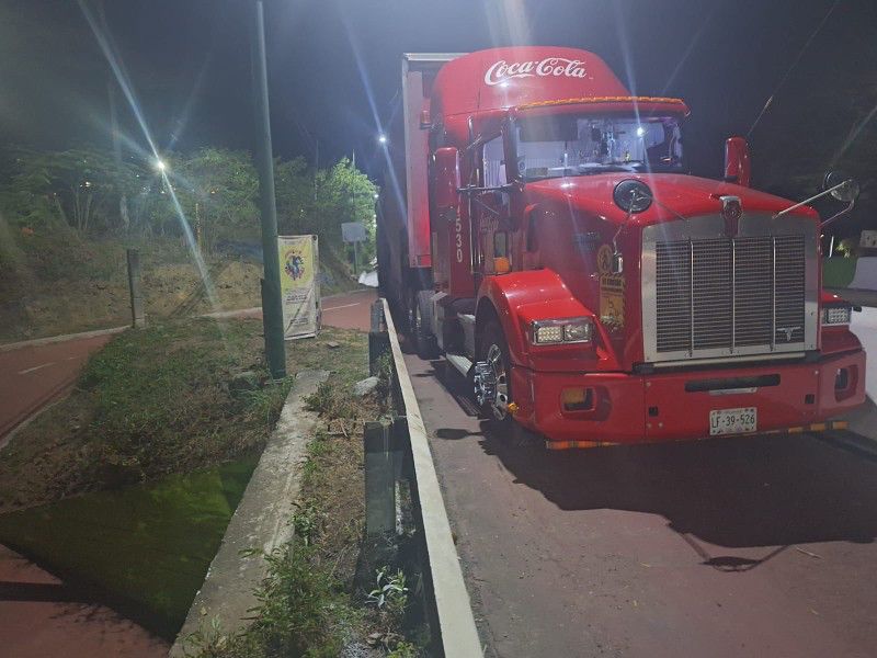 Tráiler invade ciclopista de Zihuatanejo