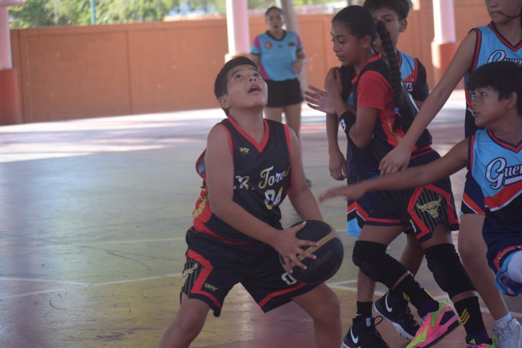 “Fusión de Ligas de Baloncesto: Emoción y talento en las canchas formativas”