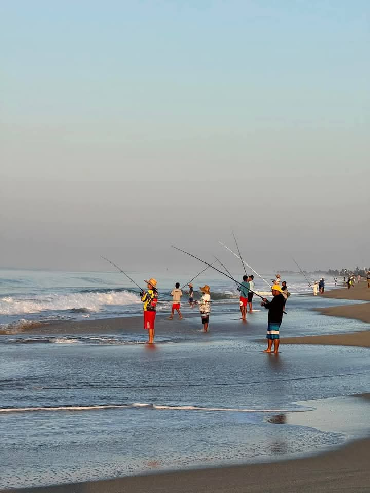 Realizan torneo de pesca deportiva en playa Los Mogotes, Coyuca de Benítez