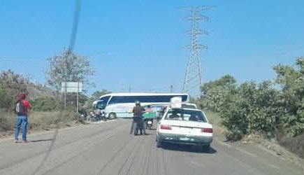 Maestros de la CETEG Bloquean Carretera en Guerrero y Toman Autobuses para Protesta en la Ciudad de México