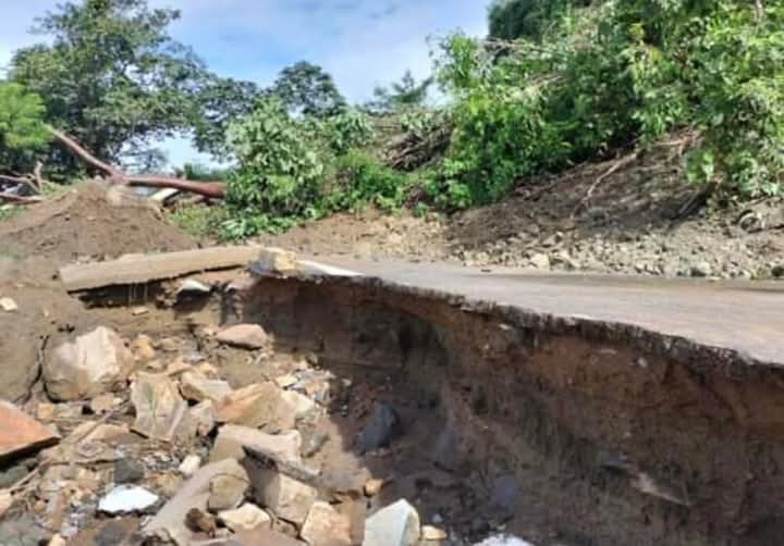 Habitantes de El Paraíso exigen reparación urgente de carretera dañada por el huracán Max