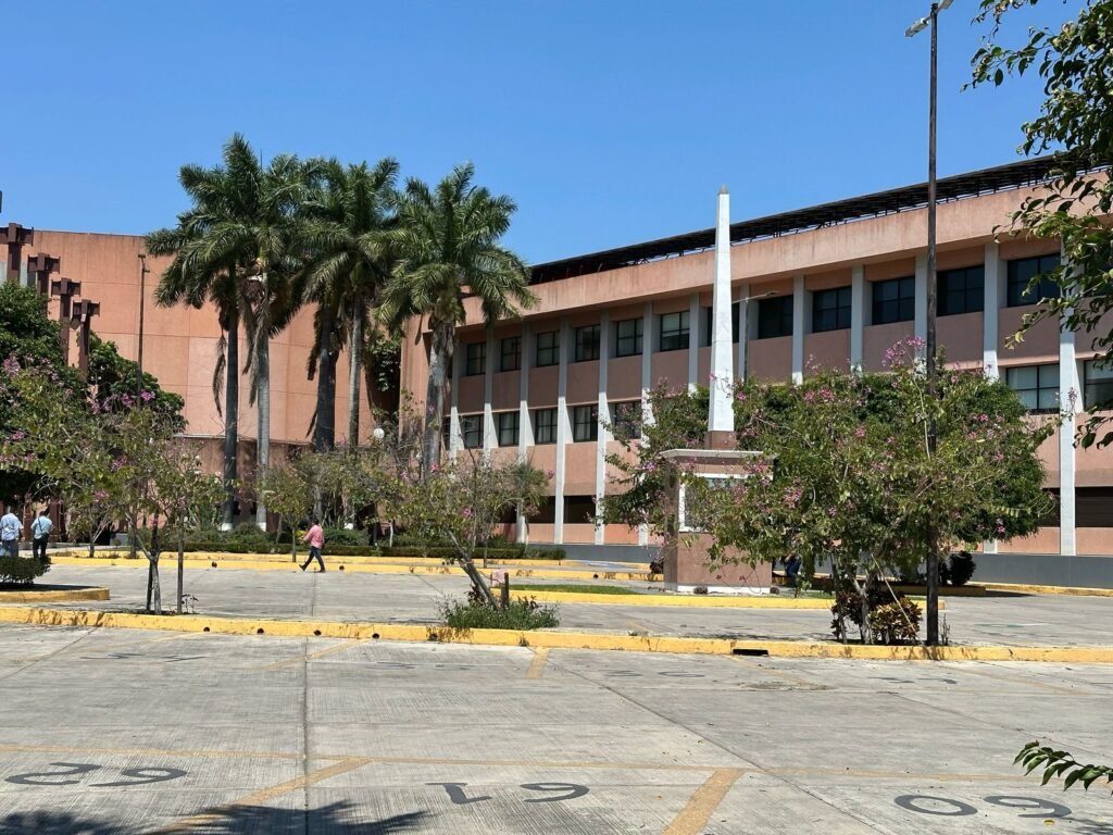 En Chilpancingo…  Evacuaron a trabajadores por protestas de normalistas y cetegistas  