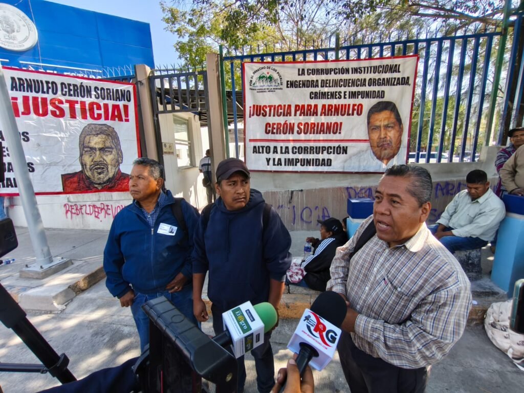 Manifestación ante la FGE… El FPM exige justicia en el caso del asesinato de Arnulfo Cerón, en Tlapa