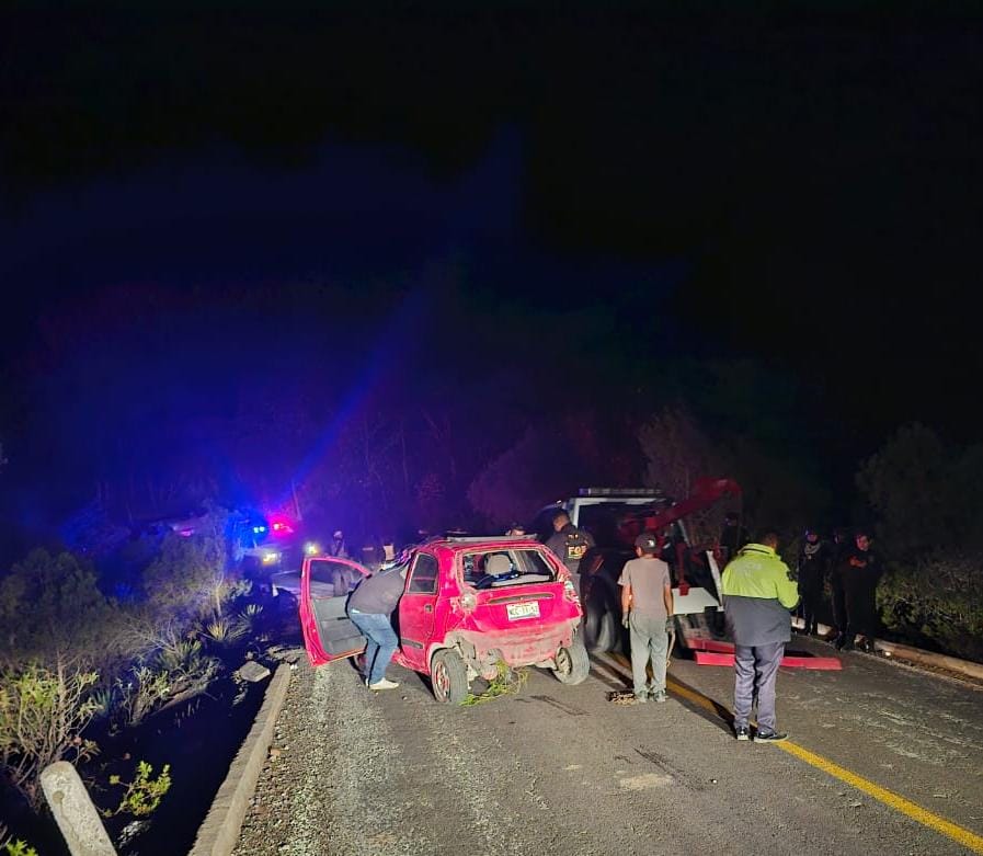 En la carretera Chilpancingo-Xocomantlán: Joven pierde la vida al caer su auto a barranco