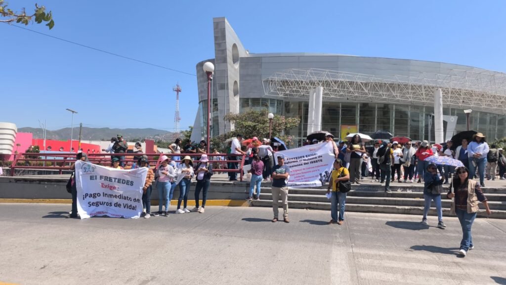 Rechazan docentes reformas a la Ley del ISSSTE, en Chilpancingo