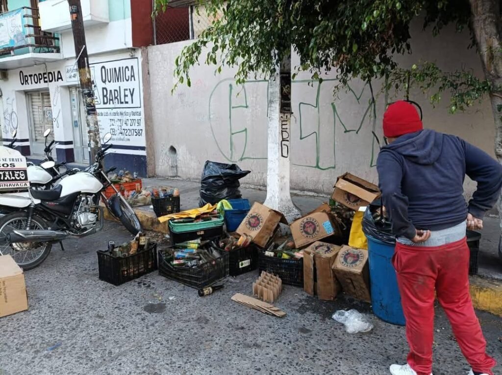 Chilpancingo… Trabajadores de limpia aseguran que ciertos comerciantes son “cochinos”