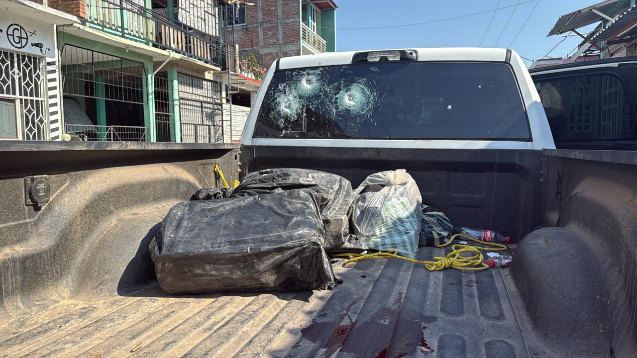 Atacan a balazos al alcalde de Atlixtac; hieren a un hombre que iba en la batea de su camioneta