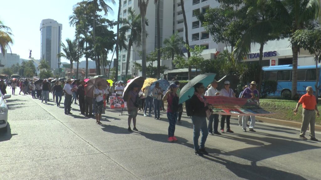 En Acapulco… Cetegistas marchan y cierran la avenida costera Miguel Alemán