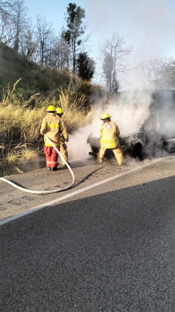 Incendio consume camioneta en la Autopista del Sol, en Chilpancingo