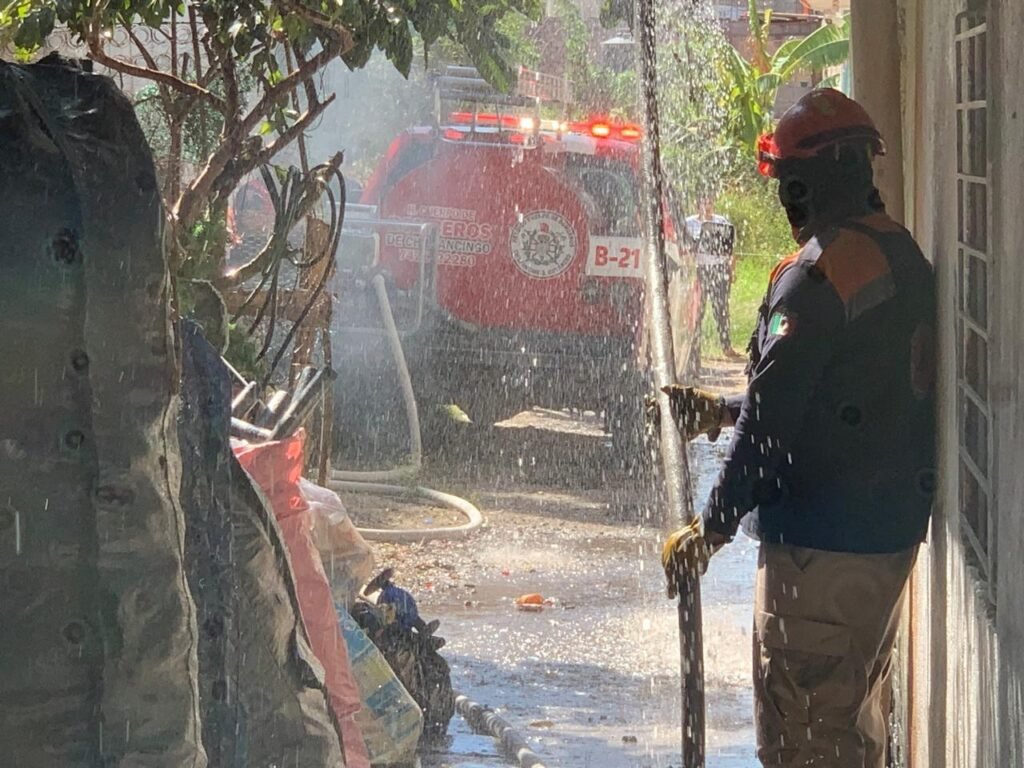 En Chilpancingo… Rescata un bombero a una niña de una vivienda que se incendiaba