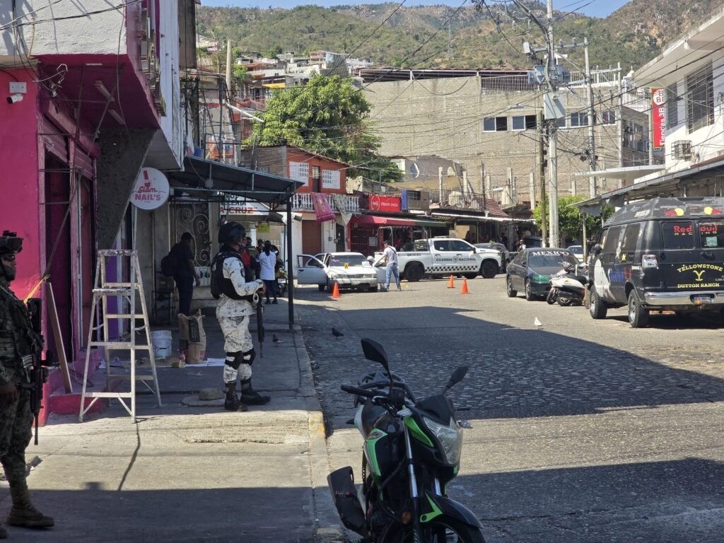 Acapulco… Atacan a balazos un sitio de taxis y matan a un chofer y dejan herida a una mujer