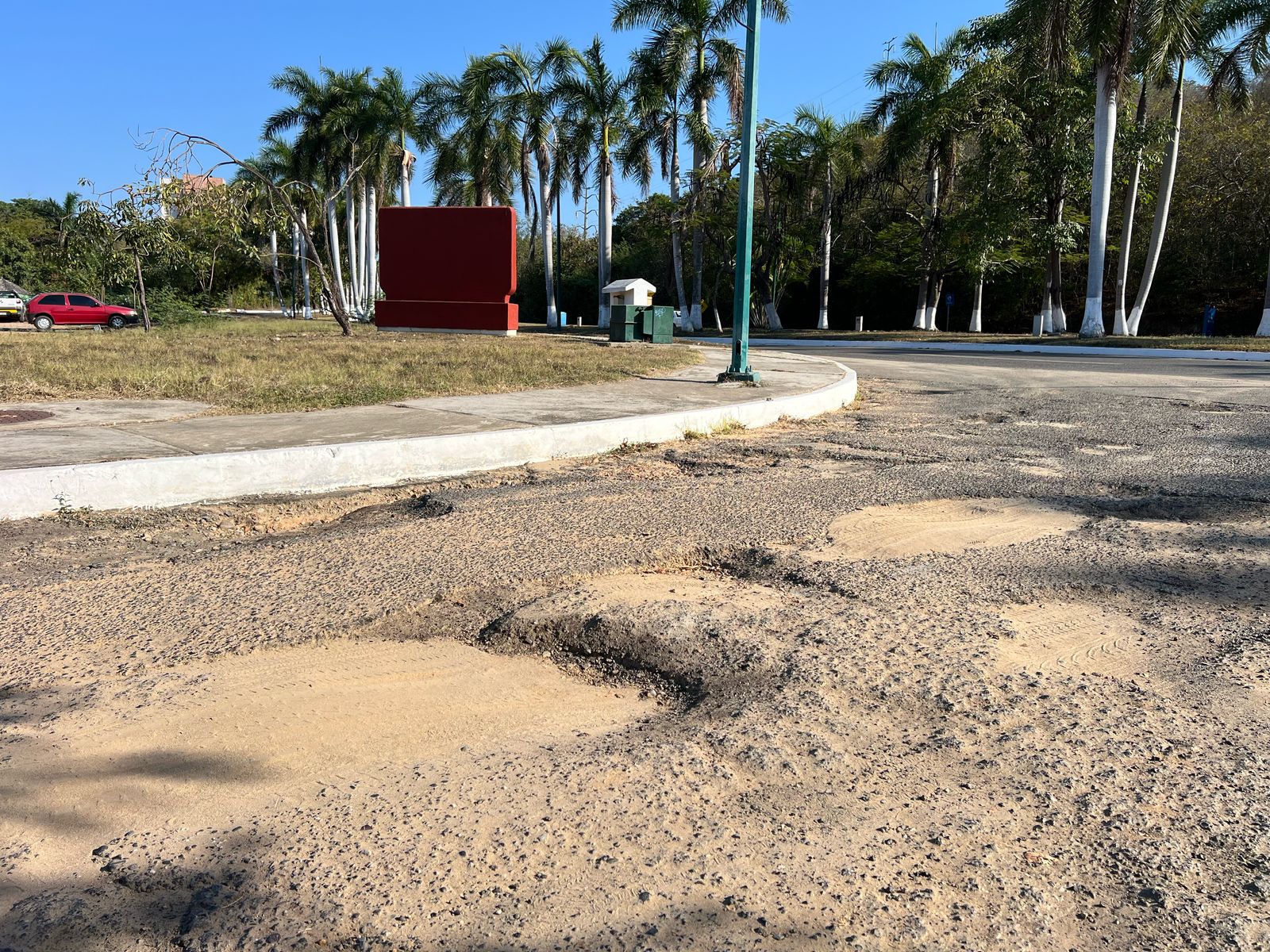 Acceso a playa Quieta en mal estado: baches ponen en riesgo a conductores y peatones