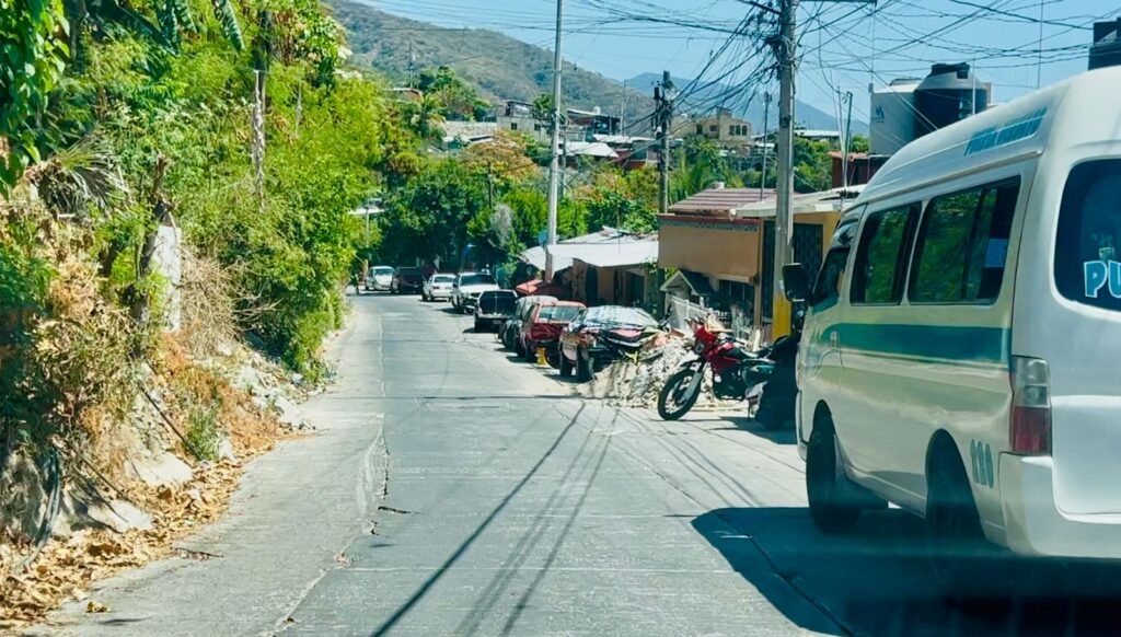 Vehículos chatarra complican tránsito en Camino Viejo a La Unión