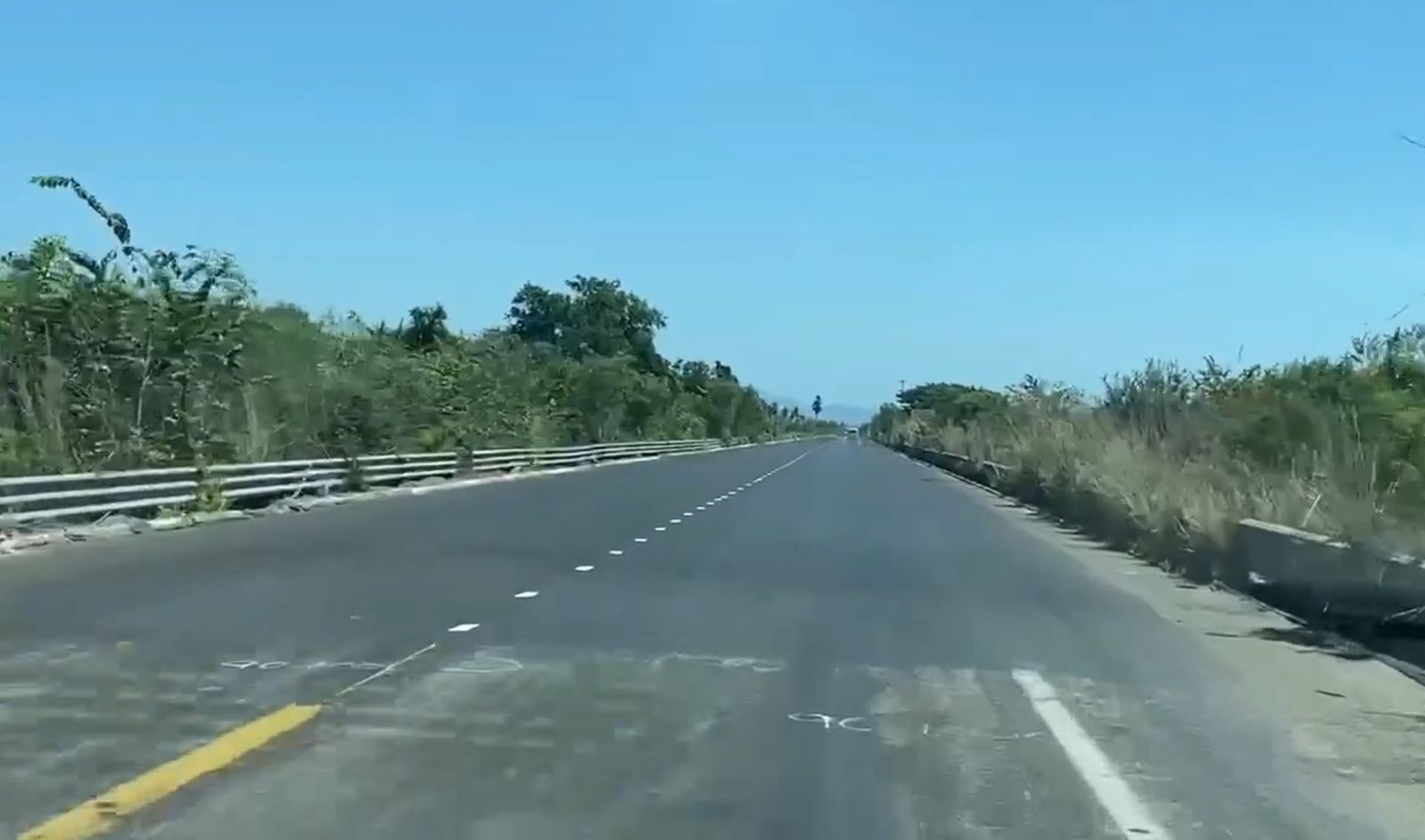 Avanza reencarpetamiento en la carretera Acapulco-Zihuatanejo