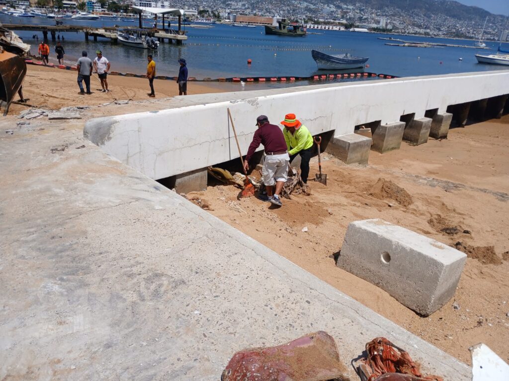 En Acapulco continúan trabajos de limpieza y cribado de arena en playas Larga, Manzanillo y Honda